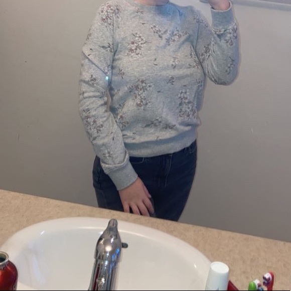 grey floral sweater from garage - Picture 2 of 2
